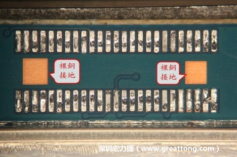 把板對板連接器全部移除，發現其下方板子共有兩個裸銅的方形設計。
