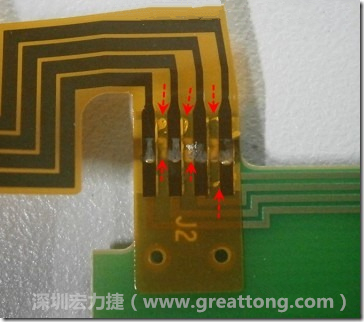 這張圖所顯示的,PCBA工廠實際進行HotBar(熱壓熔錫焊接)焊接的時候,經常會出現這類焊墊之間短路的問題,下面的圖示為比較嚴重的案例,大部分都只有部份溢錫,但這對品質信賴杜已經產生了及大的為害,既使現在測試沒有出現問題,難保在高溫膏濕的環境下不會出現電子遷移(Electromigration)的現象。