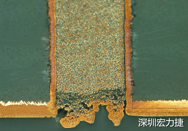 PCB設(shè)計(jì)之導(dǎo)電孔塞孔工藝 導(dǎo)電孔Via hole又名導(dǎo)通孔，為了達(dá)到客戶要求，導(dǎo)通孔必須塞孔，經(jīng)過大量的實(shí)踐，改變傳統(tǒng)的鋁片塞孔工藝，用白網(wǎng)完成板面阻焊與塞孔。生產(chǎn)穩(wěn)定，質(zhì)量可靠。