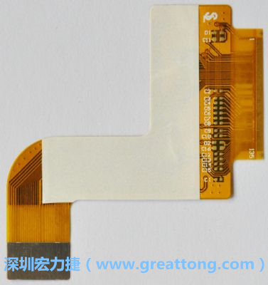 FPCB并非可無限制撓曲，為避免過度撓曲拉扯造成銅箔斷裂，一般在較長條型板材會貼附補強貼片。