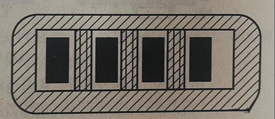 在兩個焊盤之間有導線通過時，應采取PCB阻焊設計，以防止焊接短路